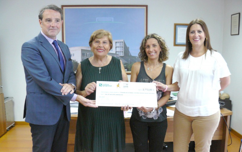 El Hospital de La Ribera y el Club de Atletismo Corriols donan a la Asociación del Cáncer de Sueca la recaudación de la V Carrera per la Dona