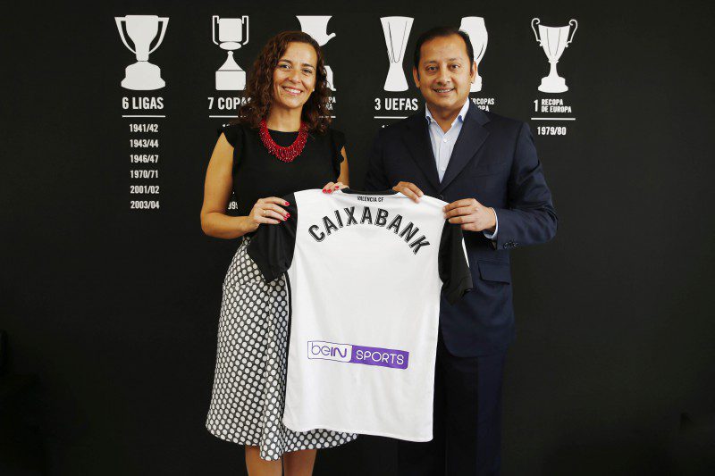 El presidente del Valencia CF, Anil Murthy, y la directora comercial de CaixaBank en la Comunitat Valenciana, Beatriz Alventosa.