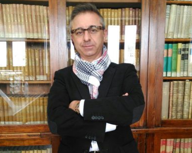 El poeta y periodista valenciano Ferran Garrido, firmará ejemplares de Reflejos, su recién editado libro de poemas