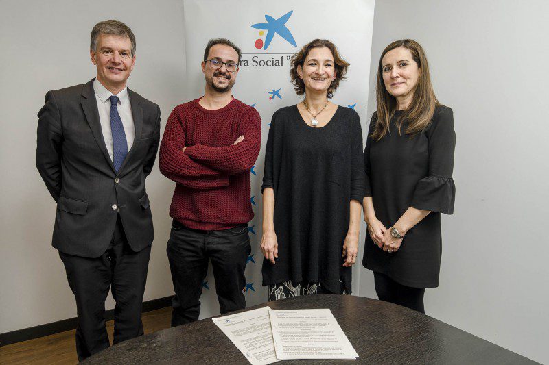 El director territorial de CaixaBank en la Comunitat Valenciana, Xicu Costa con los representantes de los dos proyectos valencianos seleccionados.