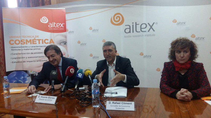 El conseller de Economía Sostenible, Rafa Climent, y la directora general del Ivace, Júlia Company, han inaugurado en Alcoy la nueva Unidad de Cosmética del Instituto Tecnológico Textil (Aitex)