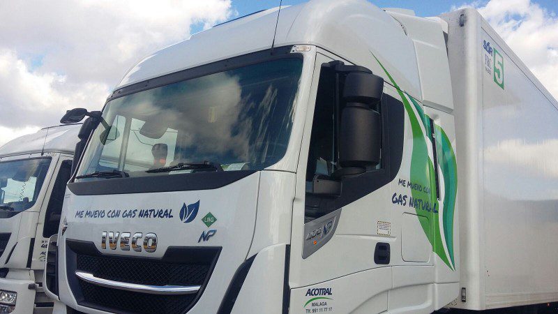 Mercadona y sus proveedores de transporte destinarán 4 millones de euros más en 2018 para incorporar 40 camiones propulsados con gas natural licuado (GNL) en las ciudades de Madrid, Barcelona y Valencia