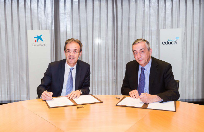 Funcas y CaixaBank han firmado un convenio, ratificado por el presidente de CaixaBank, Jordi Gual, y el director general de Funcas, Carlos Ocaña, para impulsar actividades y proyectos de educación financie