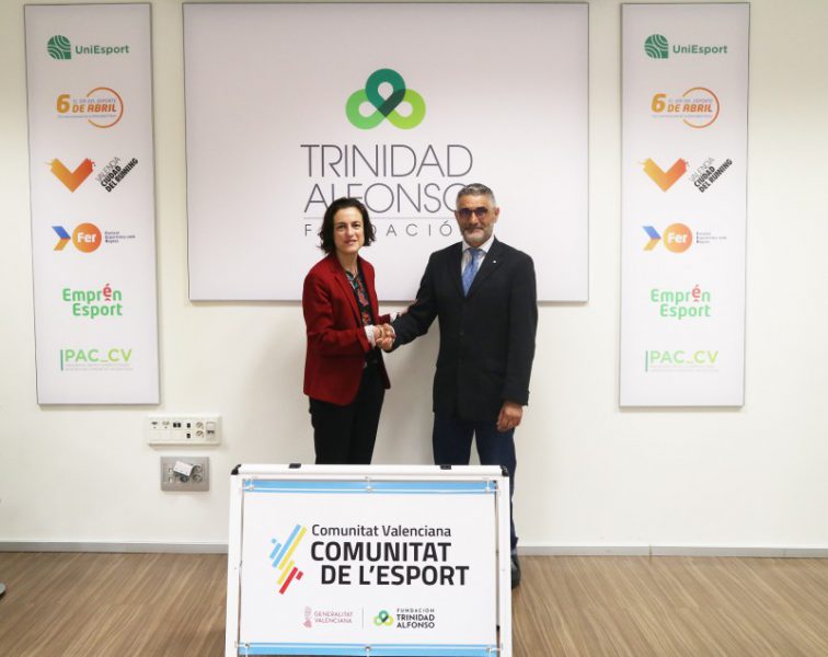 Elena Tejedor, directora de la Fundación Trinidad Alfonso y Valeriano Moreno, presidente de la Federació de Triatló de la Comunitat Valenciana