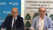 El director de banca de empresas de CaixaBank en la Comunitat Valenciana, Bernardino Gosp; y el presidente de Hosbec, Antonio Mayor.