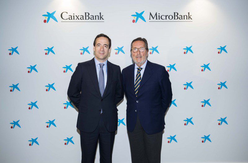 Gonzalo Gortázar, consejero delegado de CaixaBank, y Antoni Vila, presidente de MicroBank, CaixaBank
