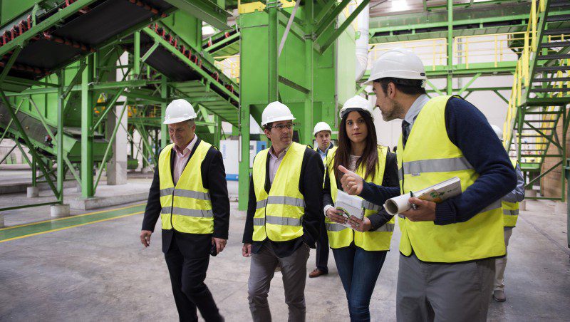 El presidente de la Diputació de València, Jorge Rodríguez, ha visitado este martes la planta de tratamiento de residuos de Caudete de las Fuentes