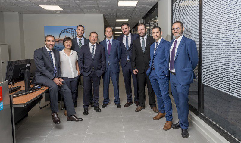 El equipo de profesionales CaixaBank del Centro Empresas de en Gandia con su director Enrique Nogués