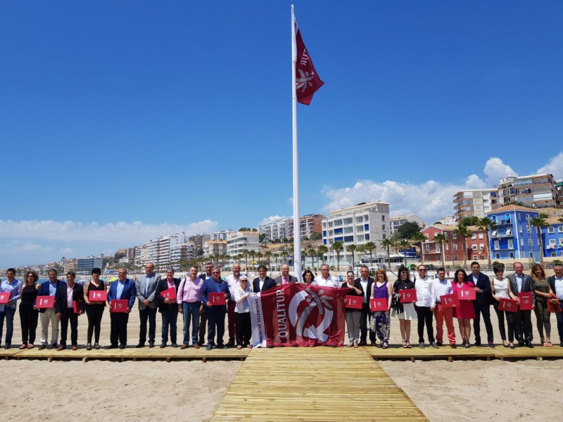 Colomer entrega las banderas ‘Qualitur’ a 172 playas de 35 municipios de la Comunitat Valenciana