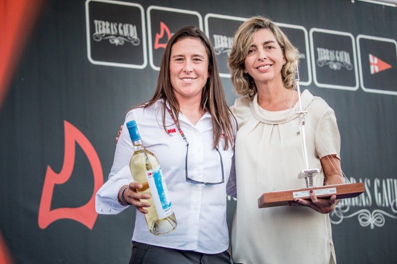 Tamara Echegoyen y Eva Piera con el galardón del Premio Nacional de Vela Terras Gauda _ Foto María Muiña