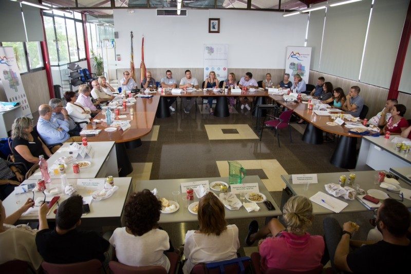 Representantes de 16 asociaciones de comerciantes de la comarca se reúnen en la Mancomunitat CAMP DE TÚRIA