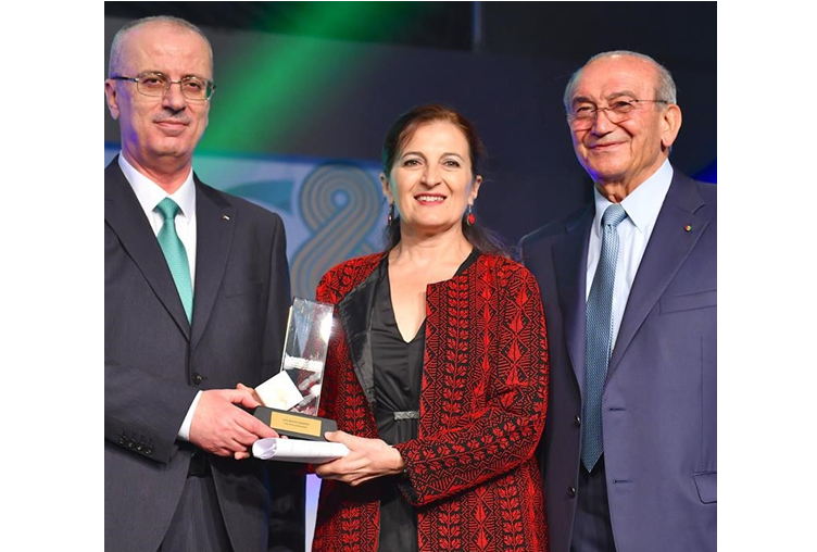 El primer ministro palestino, Rami Hamdallah, fue quien hizo entrega del premio a Lola Bañon Castellón