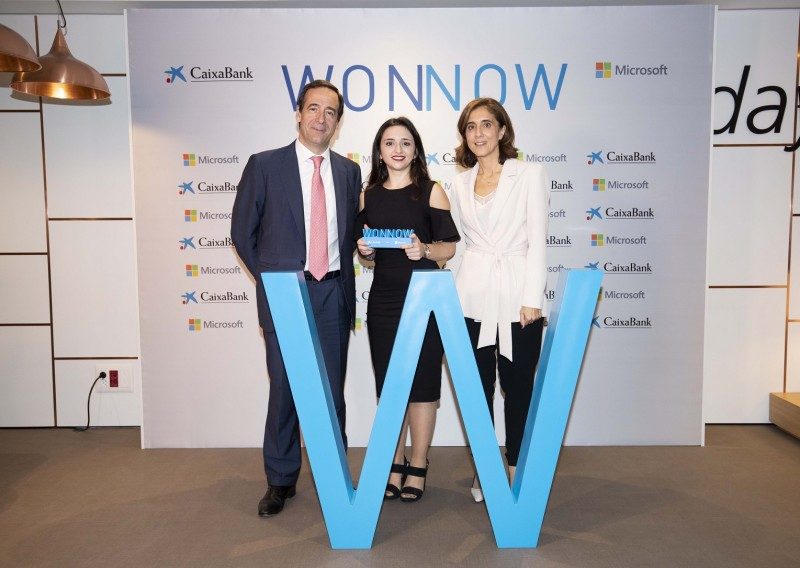 Paula Calderón, Ganadora Premio Wonnow Com Valenciana, junto a Gonzalo Gortázar, consejero delegado de CaixaBank, y Pilar López, presidenta de Microsoft España