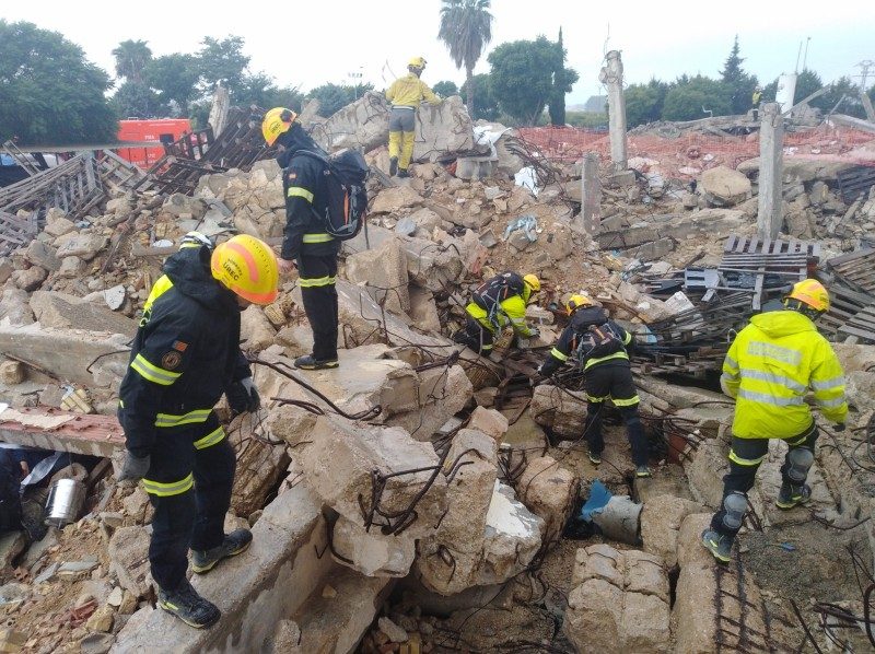 Los efectivos del Consorcio intervienen en la recreación del derrumbe en Algemesí de un barrio habitado con personas atrapadas y sepultadas bajo los escombros.