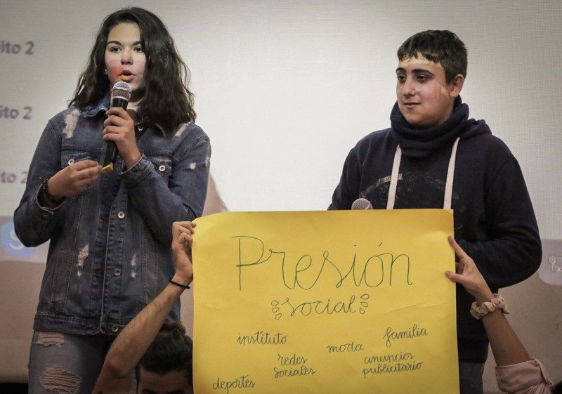 En la primera edición del programa, en febrero de 2018, otro numeroso grupo de también 300 estudiantes escogieron el bullying y la violencia de género como dos de los principales problemas que los aquejaban.