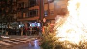 Torrent celebra Sant Antoni con una gran hoguera