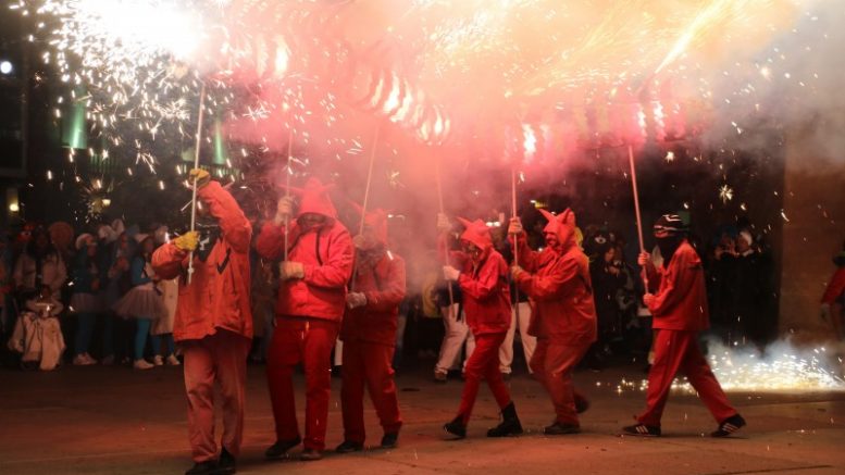 Torrent celebra un carnaval que llena las calles de música, luz y fuego